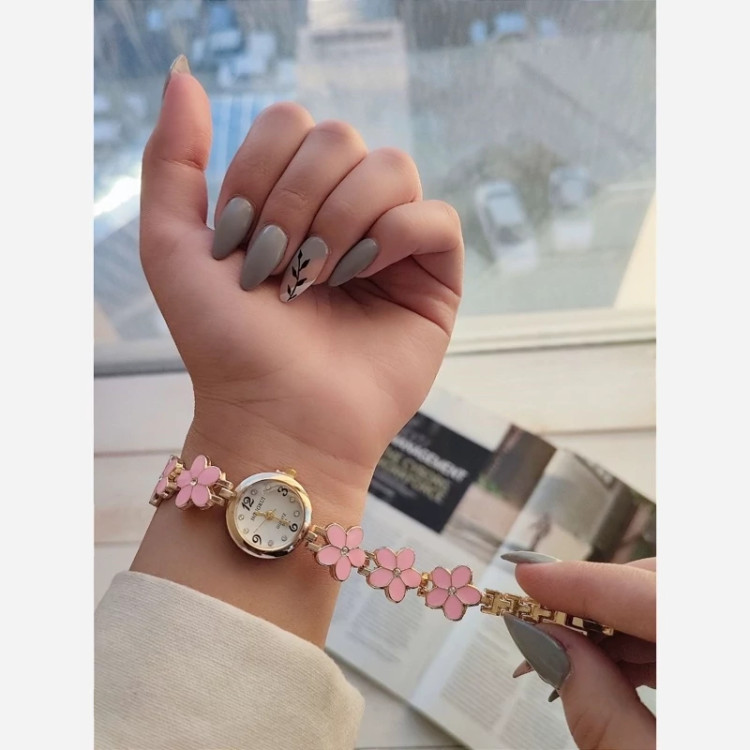 ساعت مچی دخترانه بابونه صورتی با بند استیل رنگ ثابت