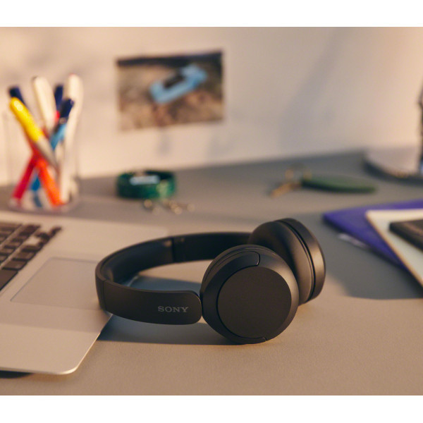 هدفون بلوتوثی سونی مدل WH-CH520 درگاه شارژ USB Type-C، دارای طراحی چرخشی برای حمل و نگهداری آسان