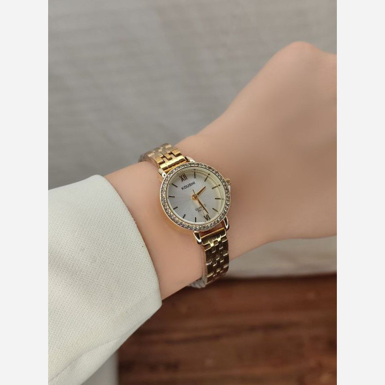 ساعت مچی زنانه کوشی بنداستیل طلایی دورنگین رنگ ثابت ضداب کیفیت بینظیرKOUSHI