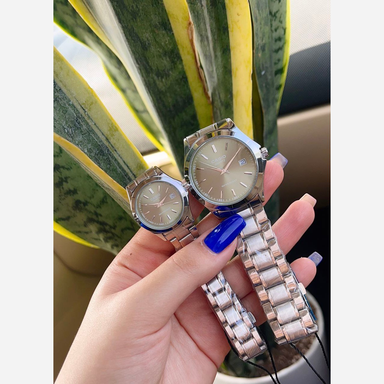 ساعت مچی زنانه مردانه کاسیو casio  بند نقره ای صفحه سبز خردلی دارای روز شمار شیک وخاص