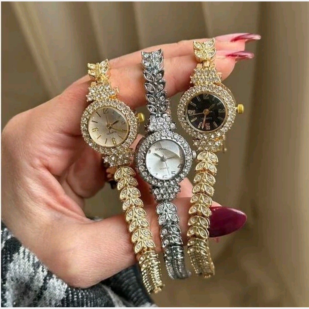 ساعت مچی زنانه نگین دار رنگ ثابت خاص وجذاب