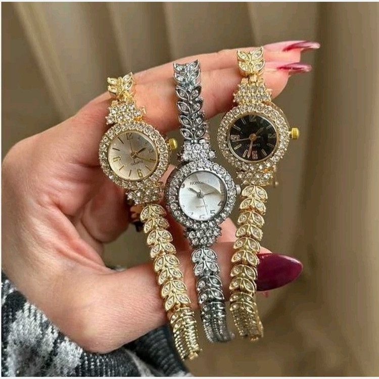 ساعت مچی زنانه نگین دار رنگ ثابت خاص وجذاب
