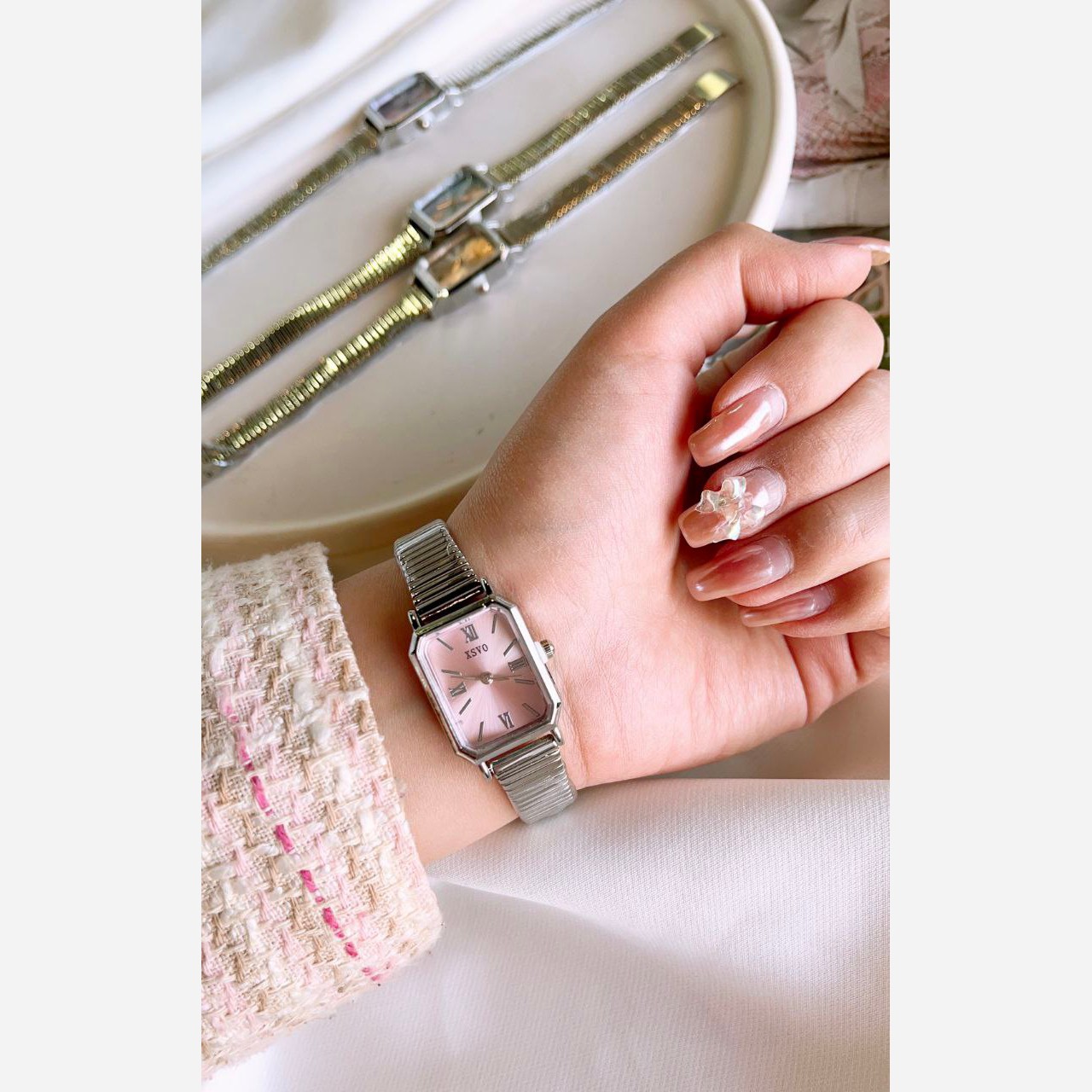 ساعت مچی زنانه بند استیل نقره ای قفل ریلی طرح یونانی زنونه ایکس وی xsvo صفحه نمایش مسطتیلی قرمز