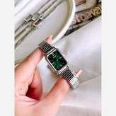 ساعت مچی زنانه بنداستیل نقره ای قفل ریلی طرح یونانی زنونه ایکس وی xsvoصفحه نمایش مسطتیلی سبز روشن