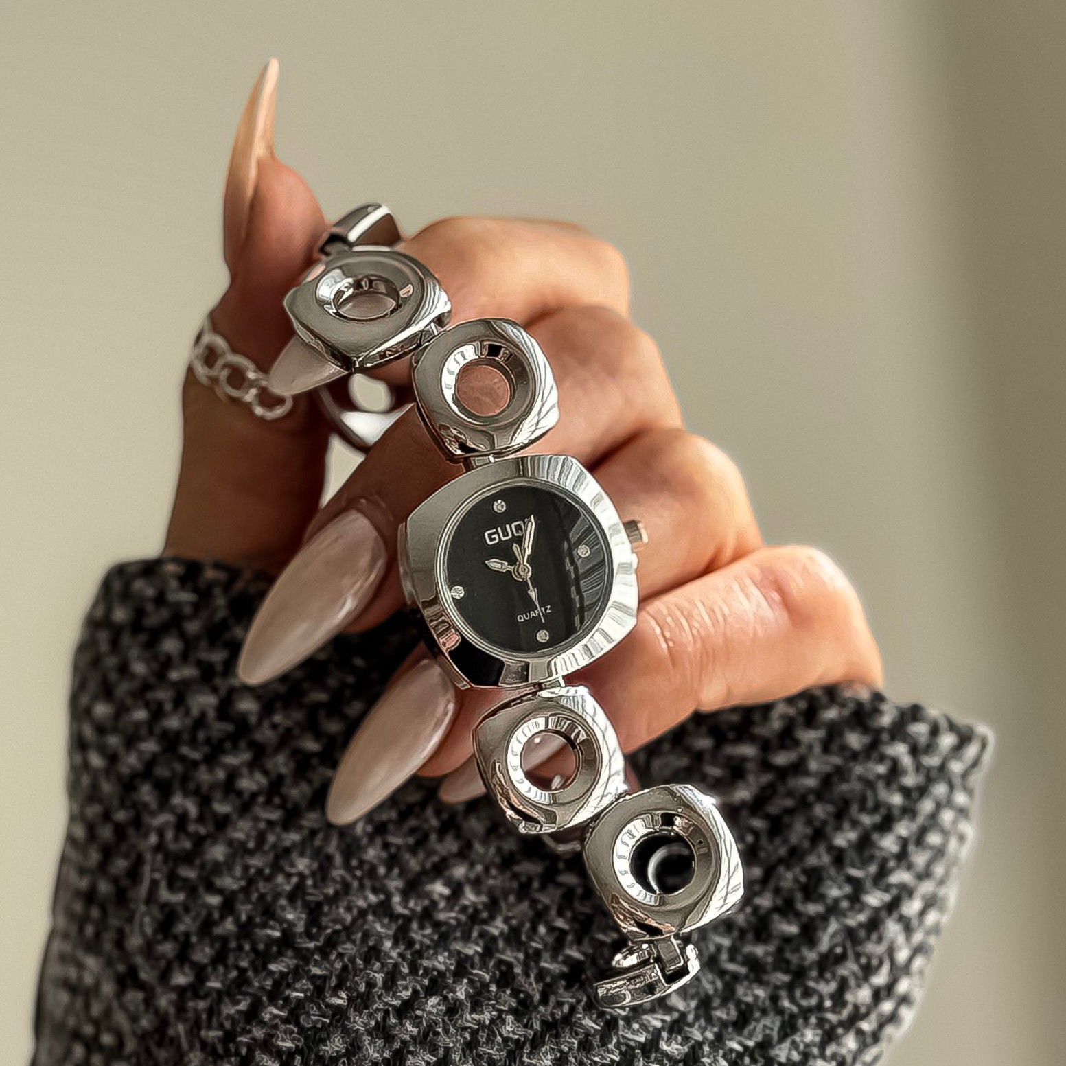 ساعت زنانه GUQI بند دایره ای رنگ ثابت