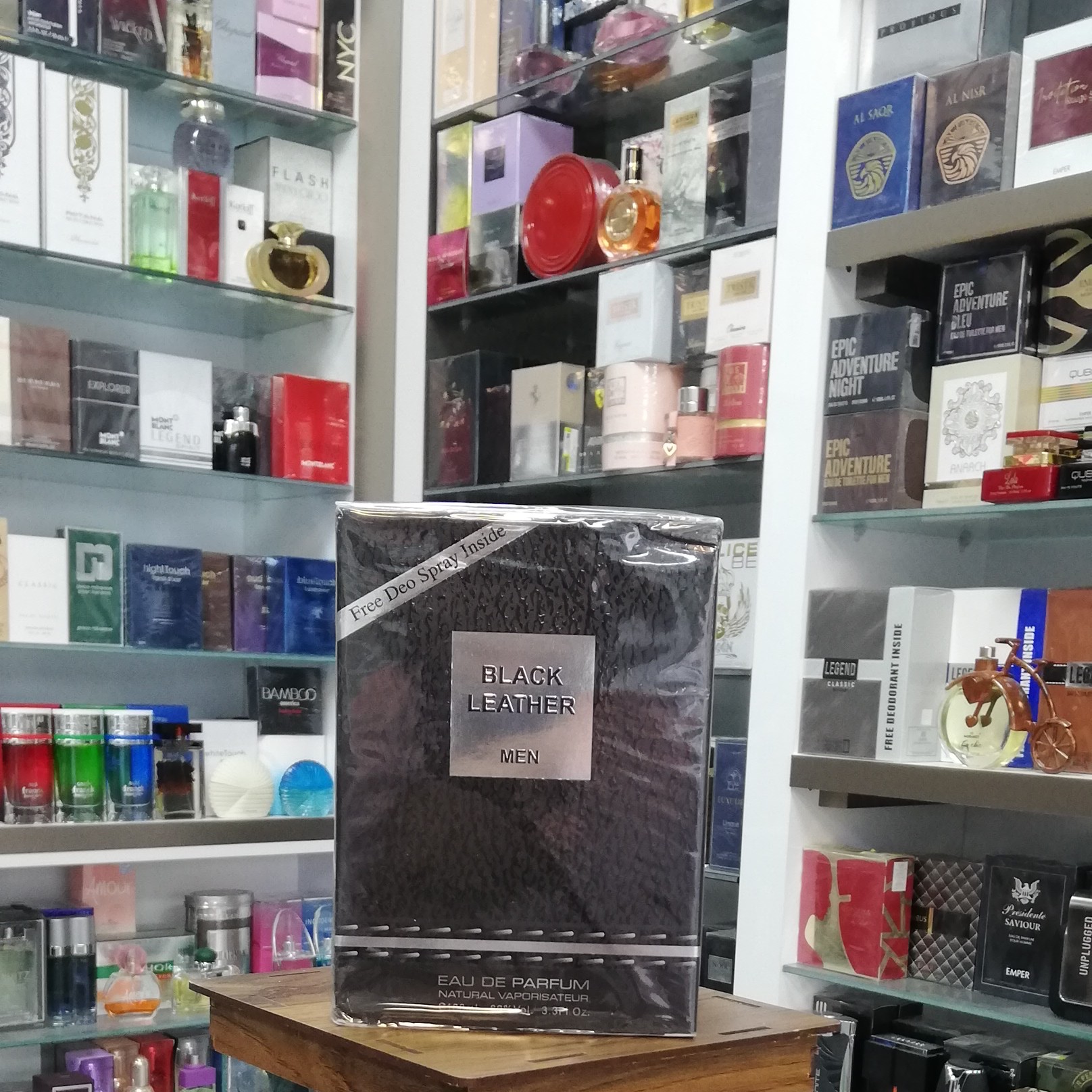 عطر ادکلن فراگرنس ورد بلک لدر با اسپری Fragrance World Black Leather