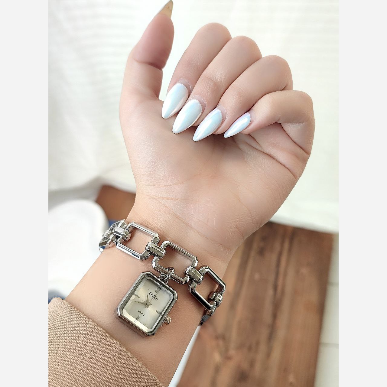 ساعت زنانه شیک و زیبا کیفیت عالی رنگ سیلور صفحه سفید ارسال رایگان