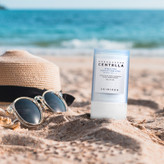 استیک ضد آفتاب بیرنگ سانتلا، SPF 50، مدل skin1004، مناسب انواع پوست با حجم 20 میلیلیتر، محافظتکننده در برابر اشعههای UVA و UVB، ضد حساسیت و مرطوبکننده، PA++++، روشنکننده، دارای فرمولاسیون عصاره مغذی و هیالورونیک اسید، با ماندگاری 3 ساعته