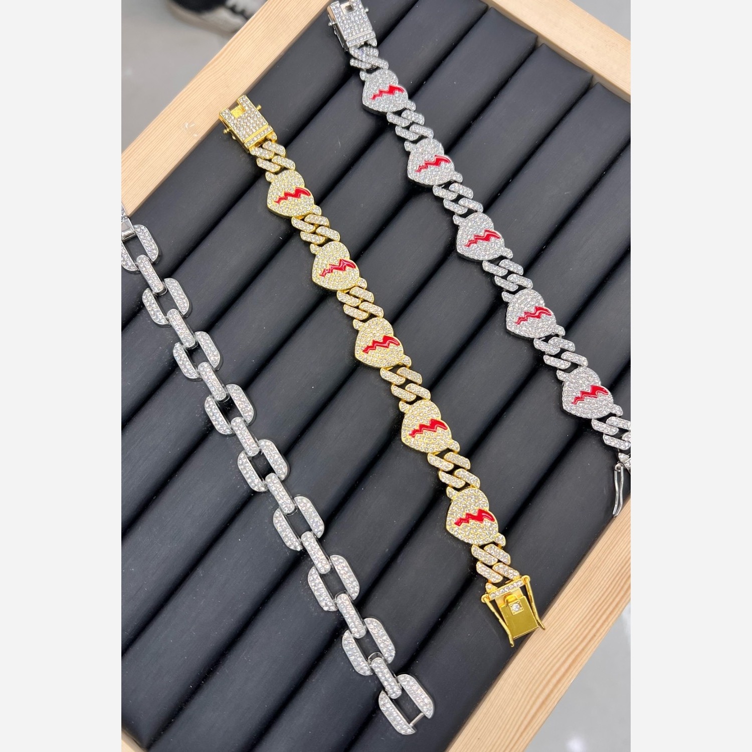 دستبند فول نگین در طرح های مختلف