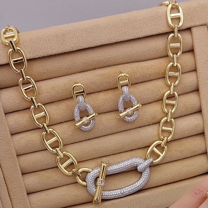 نیمست هرمس شامل گردنبند و گوشواره