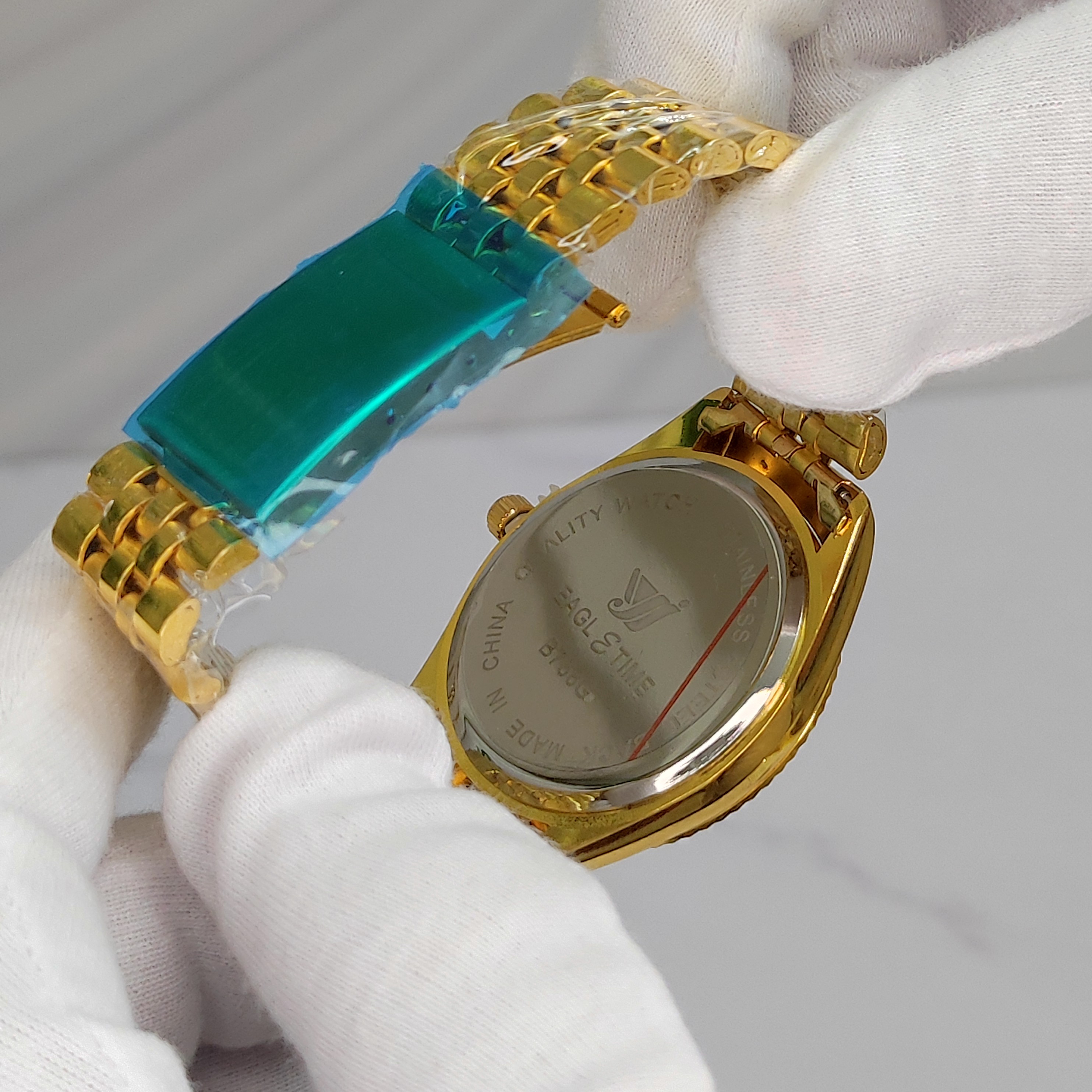 ساعت زنانه اورجینال کیفیت عالی برند EAGLE TIME با کارت اصالت برند طلایی صفحه خاص فیلی مشکی