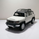 ماشین بازی آفرود مدل FJ Cruiser مقیاس 1:24، بدنه فلزی و پلاستیکی، عقبکش، چراغدار و موزیکال